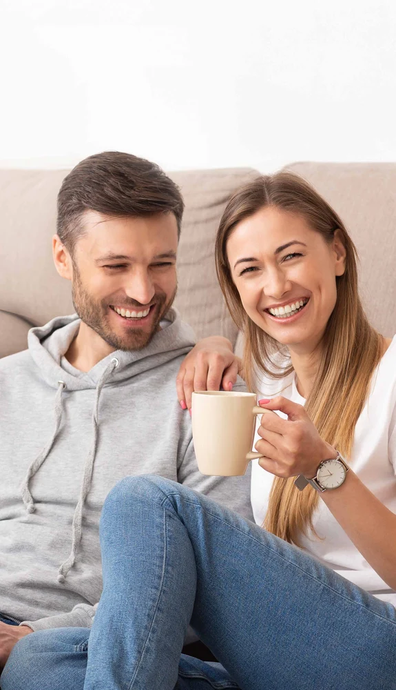 Una pareja comparte un momento de bienestar